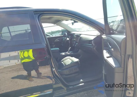 2021 Chevrolet Traverse Premier z USA, uszkodzony, nr VIN 1GNERKKW2MJ263431